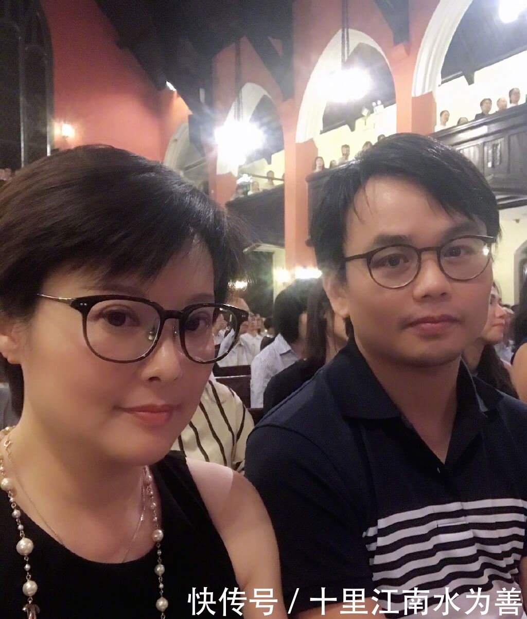 夫妇抄报袁立拐杖逛街,梁太平用网友当雨伞,袁人际关系手偶遇初中图片