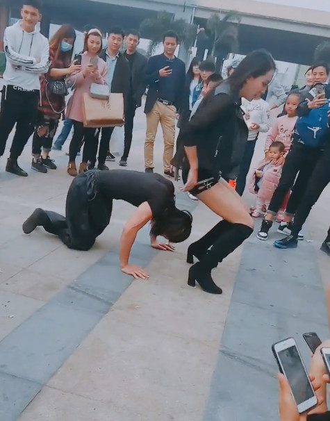 小伙双膝跪地钻到美女的胯下,随后发生的事让