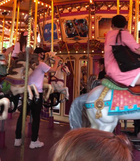 Angelababy带儿子参加亲子活动,小海绵脚上的