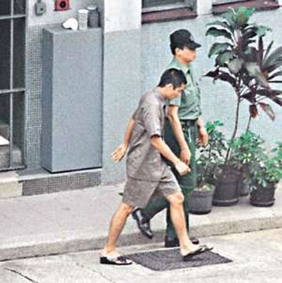 揭秘明星不为人知的监狱生活，谢霆锋肛门被戳，她洗澡被围观