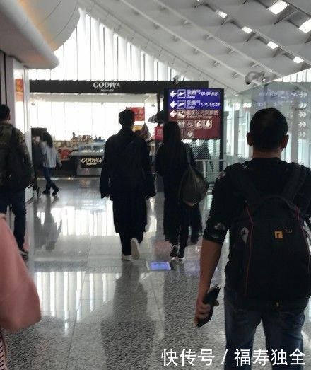 网友在台湾机场偶遇向佐跟郭碧婷,这次的他们