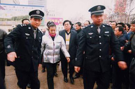 揭秘明星不为人知的监狱生活，谢霆锋肛门被戳，她洗澡被围观
