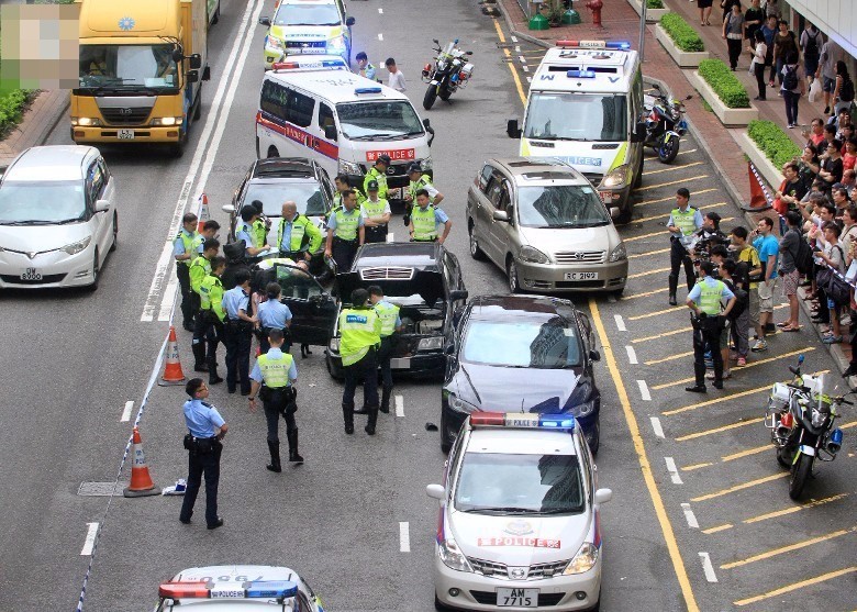 香港:豪車狂飆14公里連撞3車 街頭爆發(fā)追逐戰(zhàn)