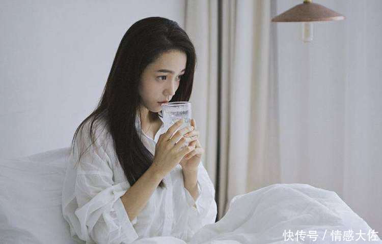 异性之间,女人这5个动作越频繁,关系一定不一般啊!