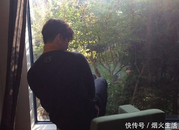 伯父,我卖掉了父母的房子凑来的彩礼,您收下吧