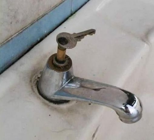 搞笑段子:应聘去一家银行干保安,去的第一天就