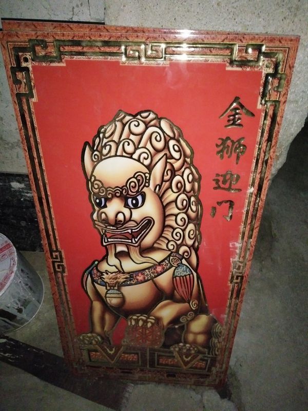 围墙大门的石柱上面贴的瓷砖对联,下面想再贴