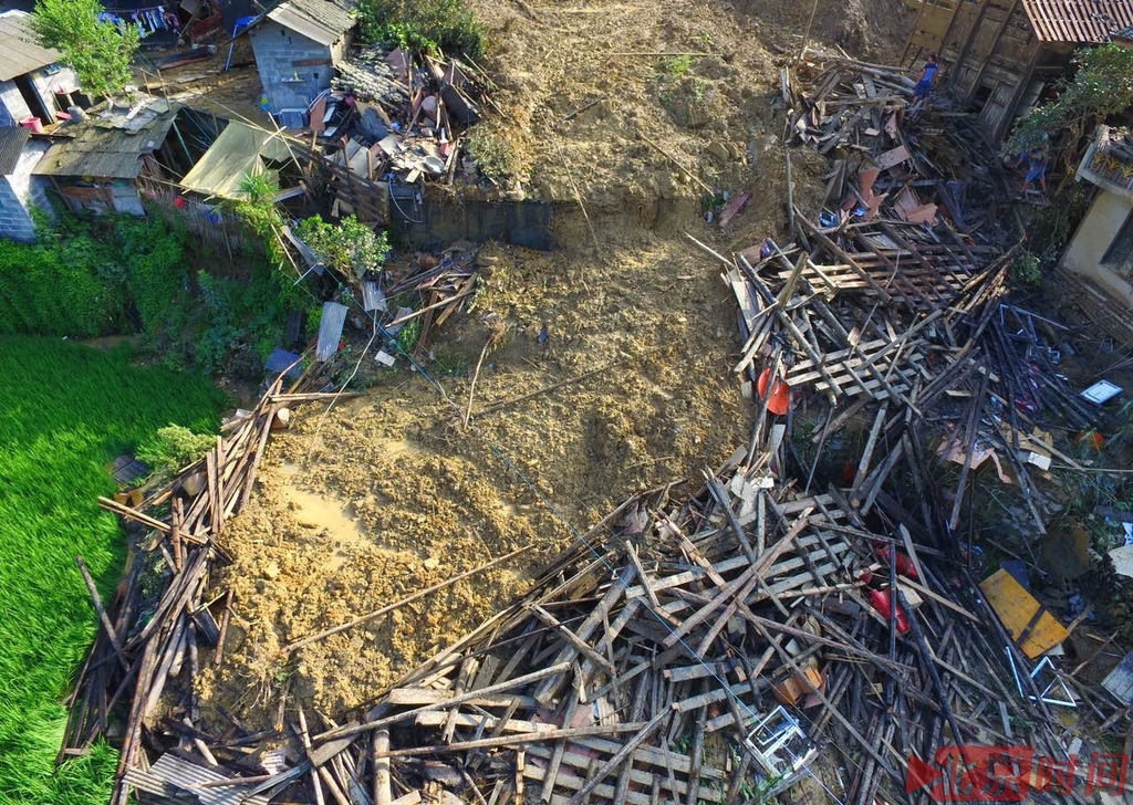 湖南湘西突发山洪泥石流 房屋倒塌交通中断