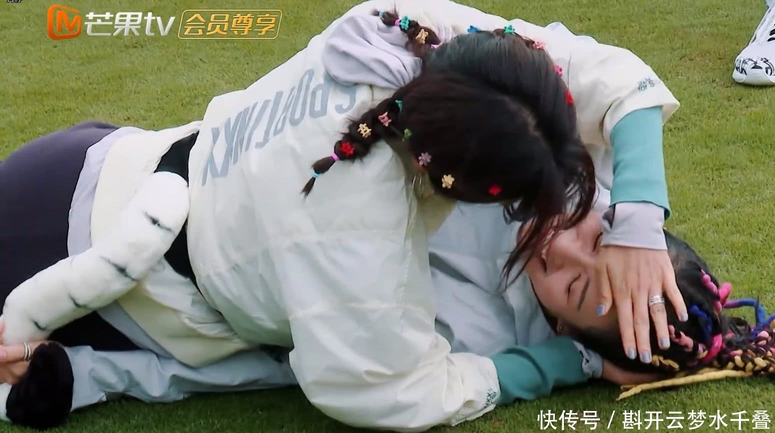 章子怡玩游戏环节不慎摔倒,有谁注意汪峰下意