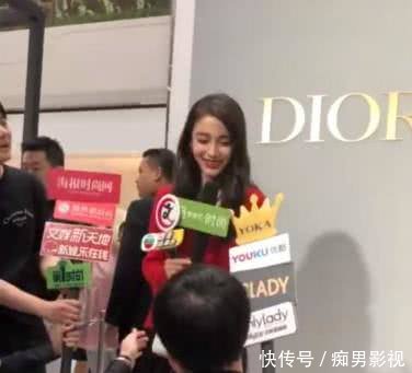 Baby穿黑色透视裙出席活动,对跪地记者的一个