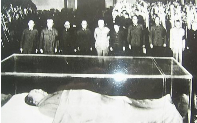 毛主席没有火化,保存水晶棺的原因?