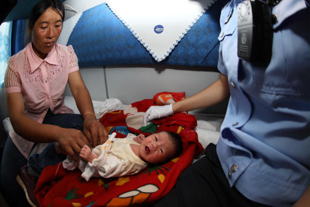 只因多看婴儿一眼 铁警识破跨省贩婴案