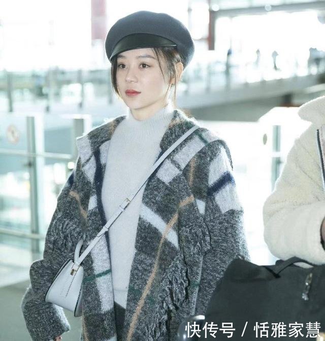 袁姗姗机场新造型真好看,格子大衣搭配报童帽