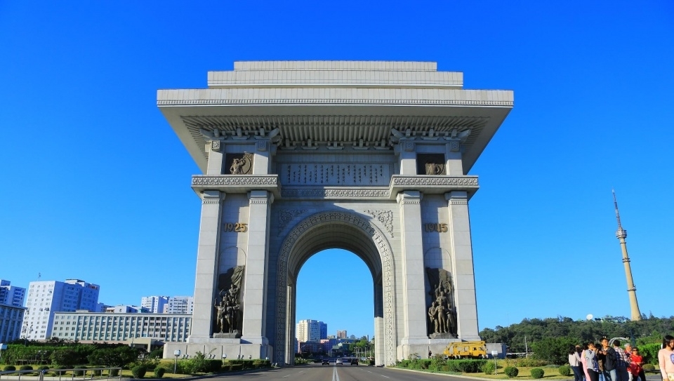 朝鲜,出租车限号,人们步行,有自行车专用道 龙8国际官方网手机版