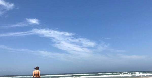 46岁的闫妮真是豁得出去,直接穿比基尼躺沙滩