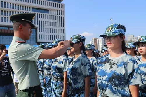 南京陆军指挥学院国防后备力量教研室主任黄相亮发音:要统起来用