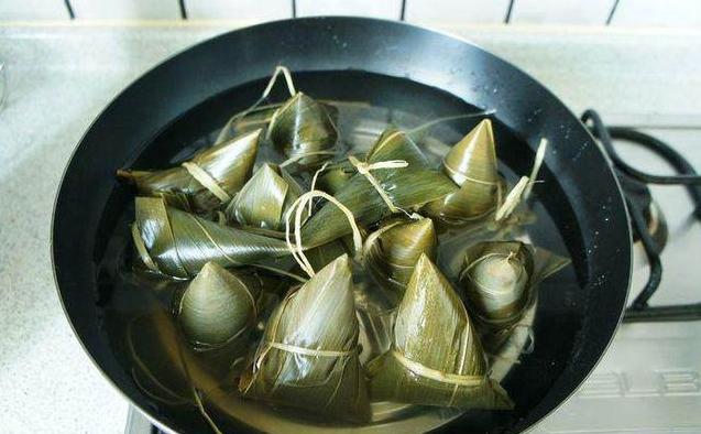 煮粽子热水下锅还是冷水下锅?很多人第一步做