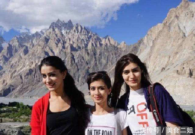 中国边境的俄罗斯美女，街头手拿酒瓶开怀畅饮，主动邀请男士喝酒