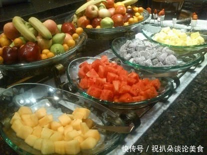 韩国人来中国吃自助的餐,专门对水果下筷子,在
