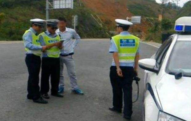 驾驶证和行驶证,放车里有什么后果?让交警告诉