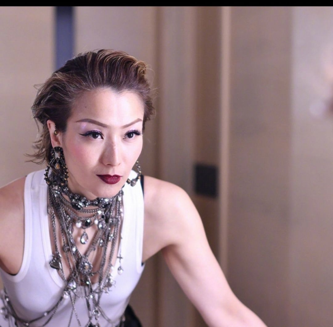 到底是爱得有多深,郑秀文才会选择一次又一次