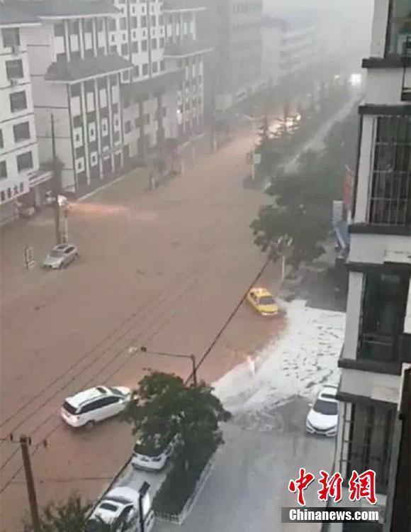 甘肃宕昌突降暴雨冰雹 路面被\＂染白\＂