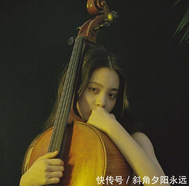 欧阳娜娜十八岁写真照流出,身着性感吊带,网友
