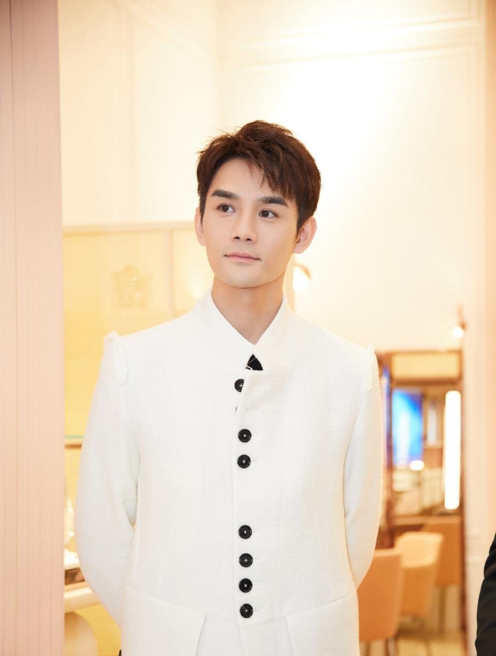 王凯白色短外套搭配小脚牛仔裤, 粉丝日常开赞