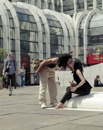 留学女大学生,街头向老外索吻,目标是吻够100