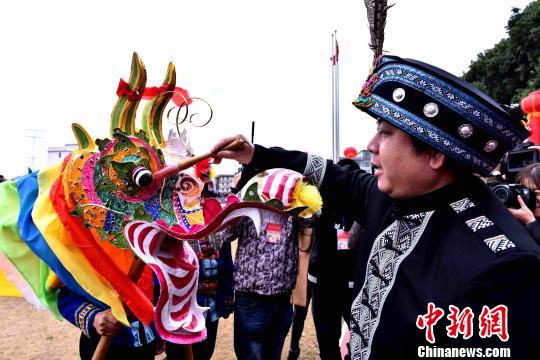 中国-东盟国际龙狮争霸赛在广西富川上演