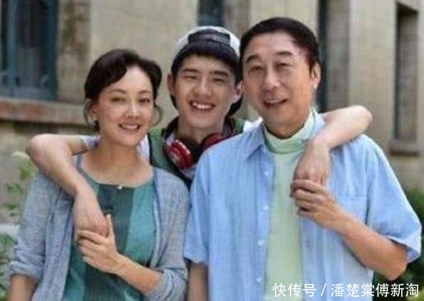 冯巩一家近照流出,妻子比牛莉还漂亮,34岁儿子