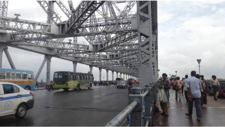 印度最委屈的大桥，每天被百万烟民乱吐口水，导致大桥面临垮塌
