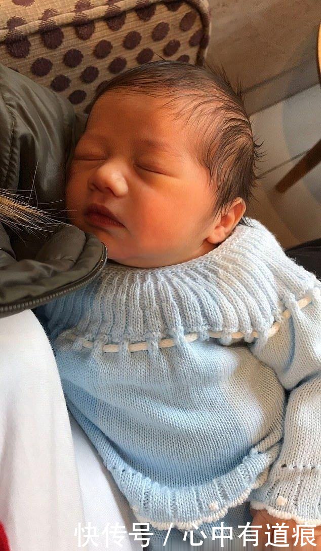 英国18岁女子腹部突然变大感到奇怪,去医院才