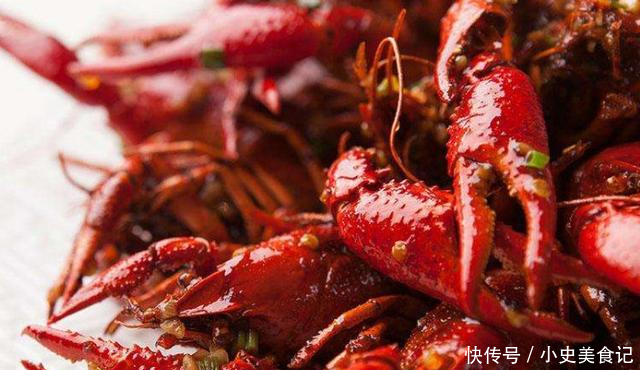 按套路,这只死活不下锅的小龙虾,肚子里是不是