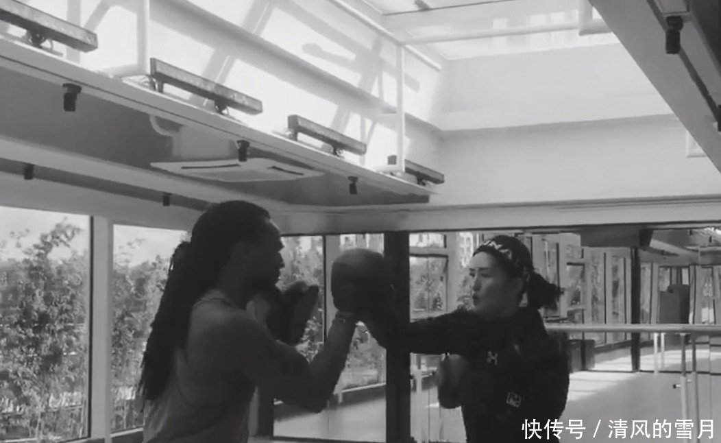谢娜素颜在邹市明拳馆打拳减肥,背景音乐竟是