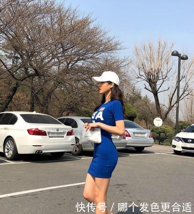 街拍:甜美的妆容,动感的音乐,想必小姐姐的心情也是美美哒! 澳门百家乐玩法大全