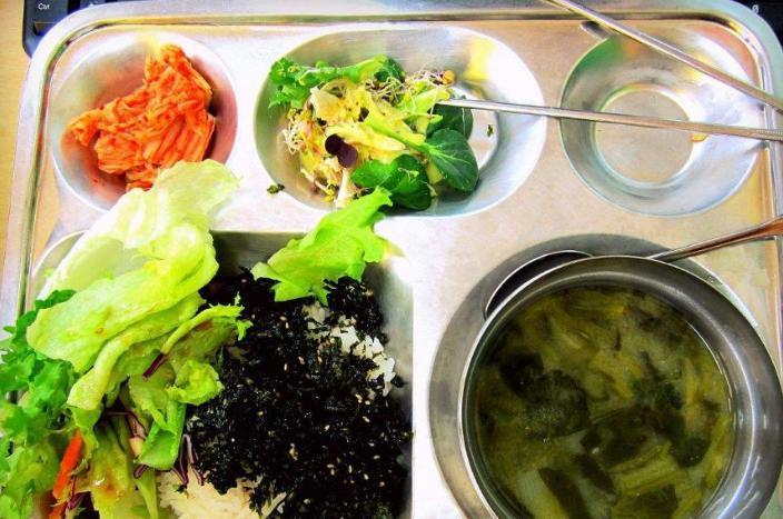 8个国家的学生午餐,日本很精致韩国显得清淡,