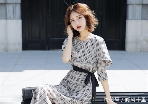 2018年流行的复古格子裙搭配,30岁女人这样穿