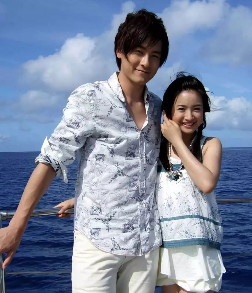 拍戏时身高不够怎么办?沈月站木板,任嘉伦垫石