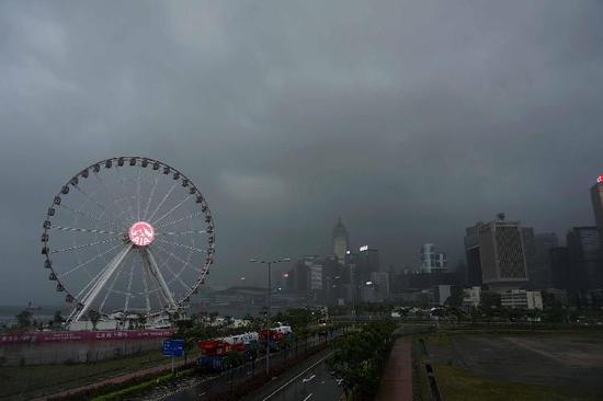 广州的雨有多大?白云机场被暴雨覆盖变\＂码头\＂了