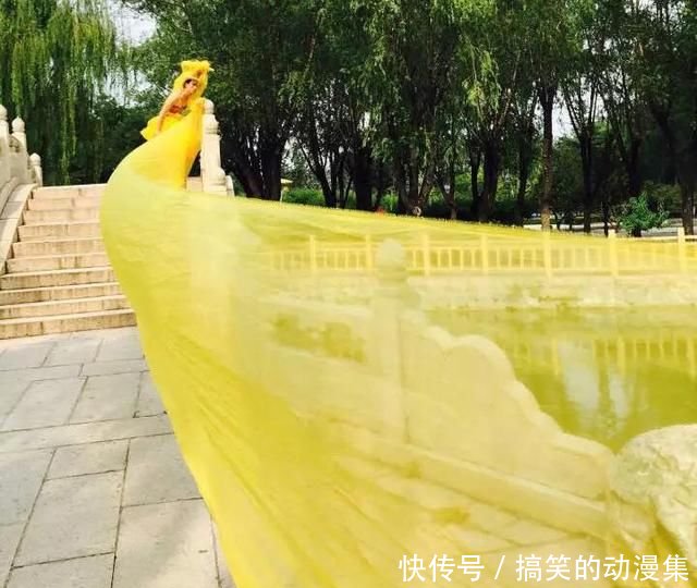 国际大刊Vogue发了一位穿着长裙的中国男人,