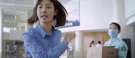 《外科风云》靳东白百何捧脸杀,不仅医术高明,虐狗也很有手段