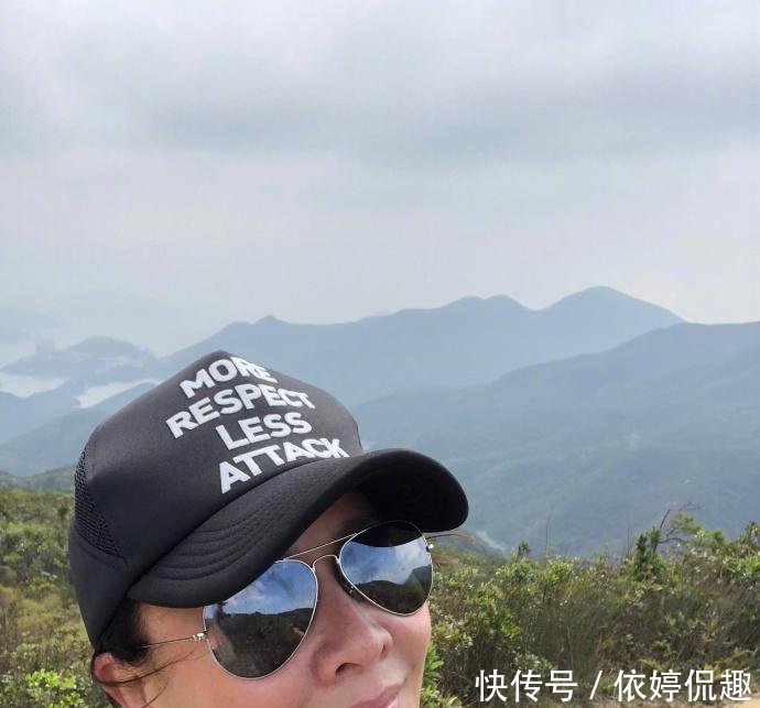 52岁刘嘉玲素颜登山, 稳坐悬崖超大胆, 网友 大