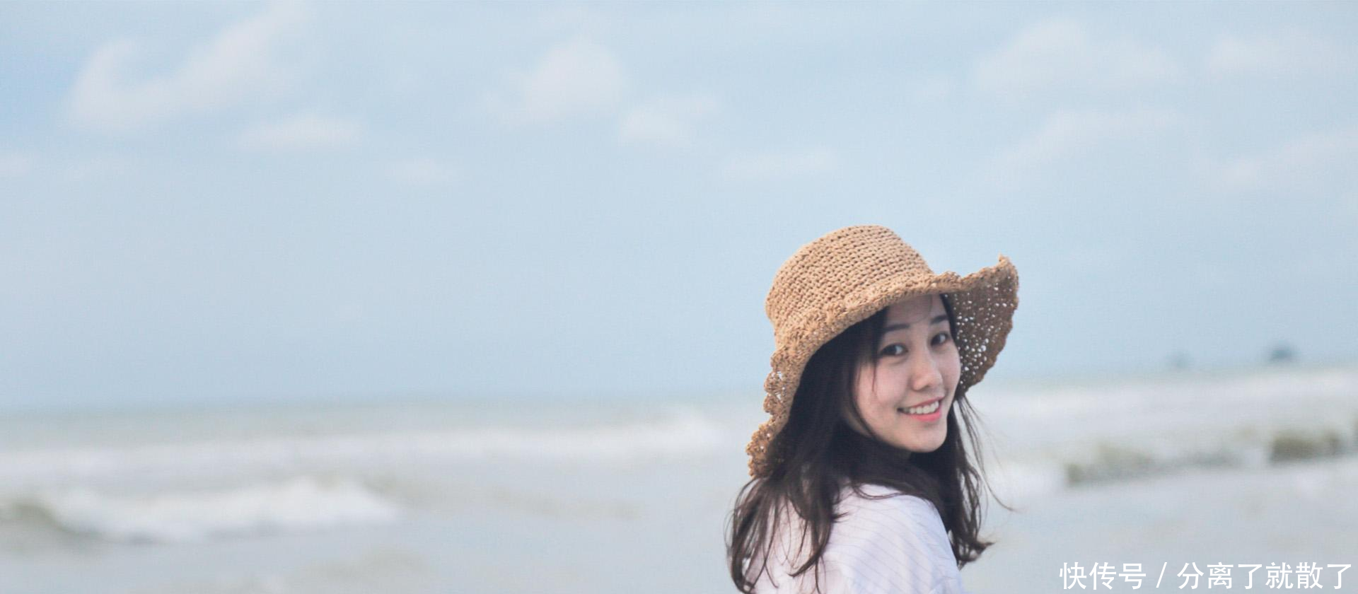 异性之间,女人一旦动了情,就藏不住这5个小举动!