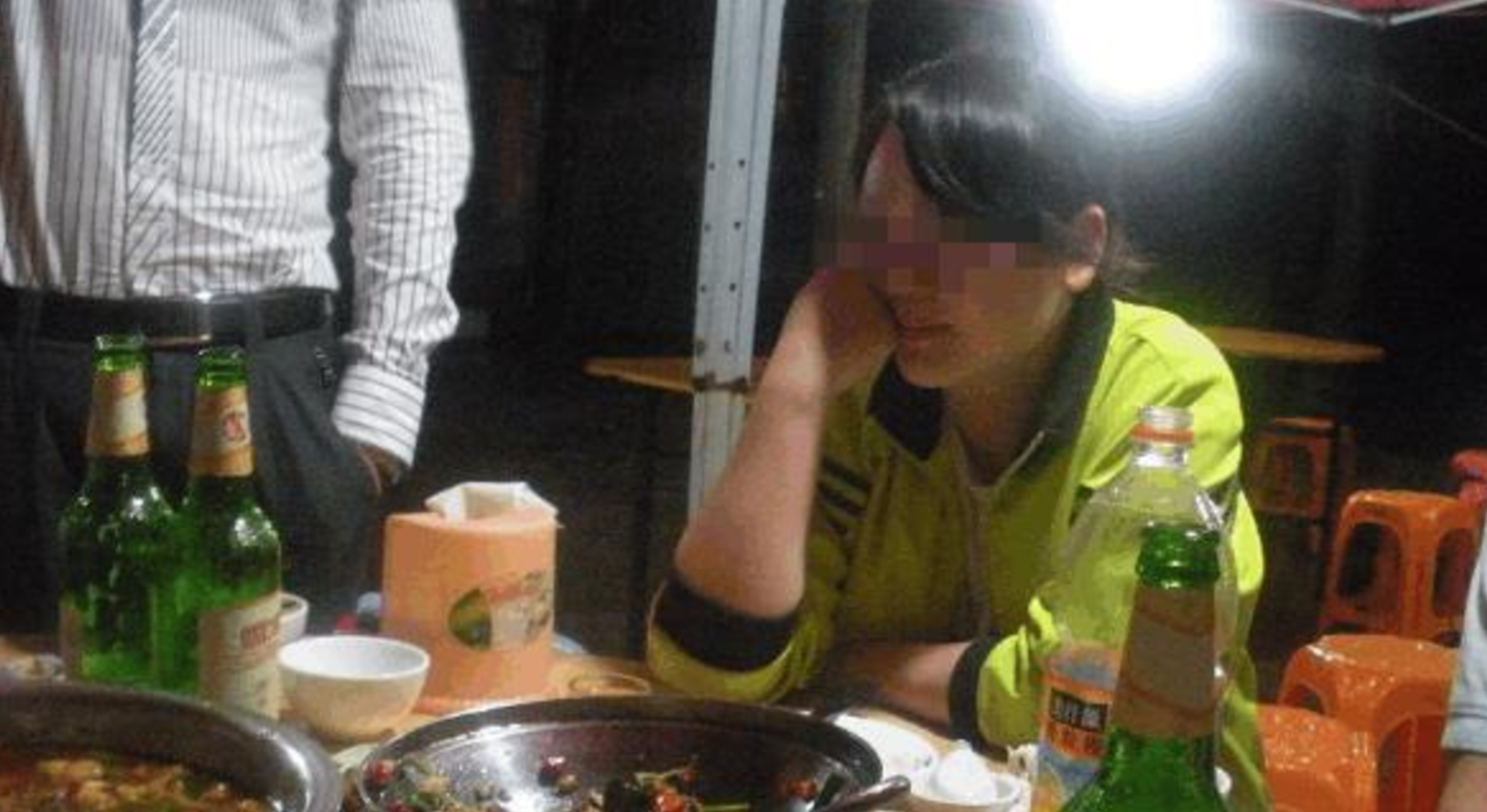 男子总请夫妻二人一起吃饭,丈夫起疑假装喝醉,听到了声音却不敢吱声!