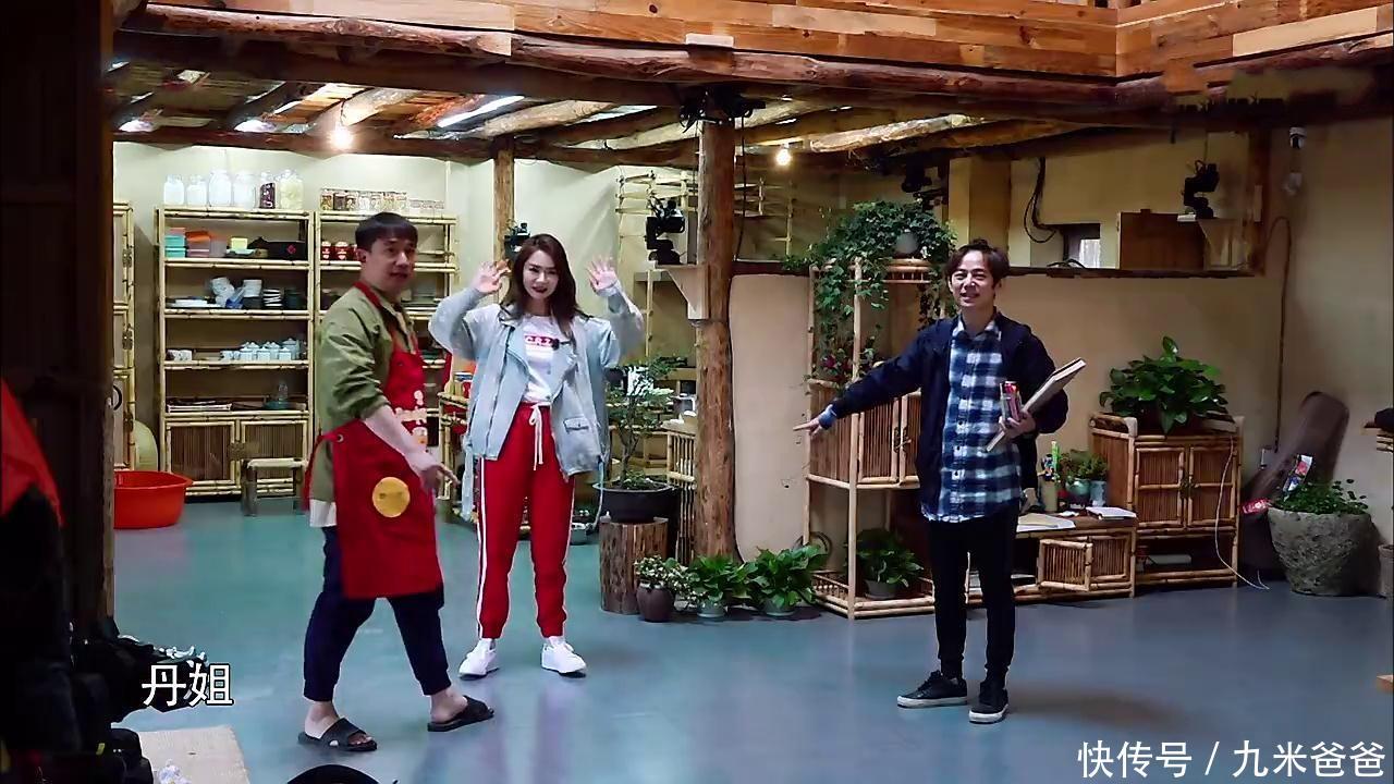 宋丹丹自称沉默寡言,是一个很深沉的人,因为姜