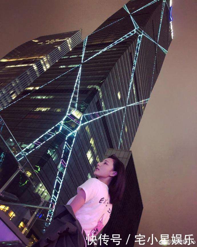 陈雅婷透视薄纱裙比景甜大胆,网友争议:很容易