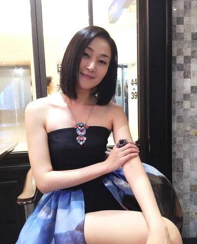 亚洲小姐香港第一美腿，曾是甄子丹同居四年的女友，今48岁还没生子