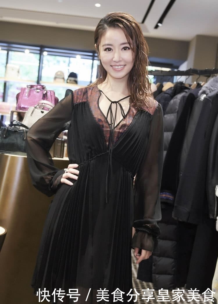 林心如的湿发造型太有范了!跟刚洗头发没吹干