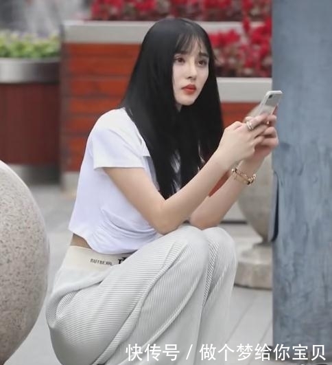 跟拍:小姐姐蹲着来!简单T恤+阔腿裤,手册太好照必备英语气质语法初中图片
